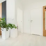 Westin House 410 Апартаменти *